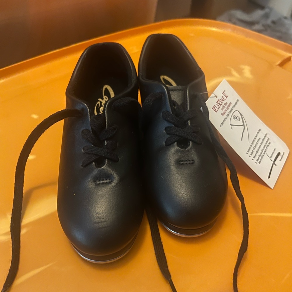 NWT Capezio Tap Shoes CG09; Women size 4
